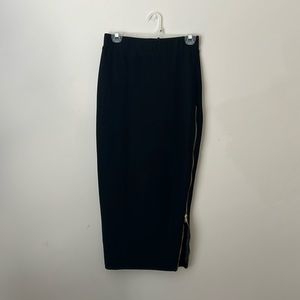 Pleaded pencil skirt with brass zipper slit